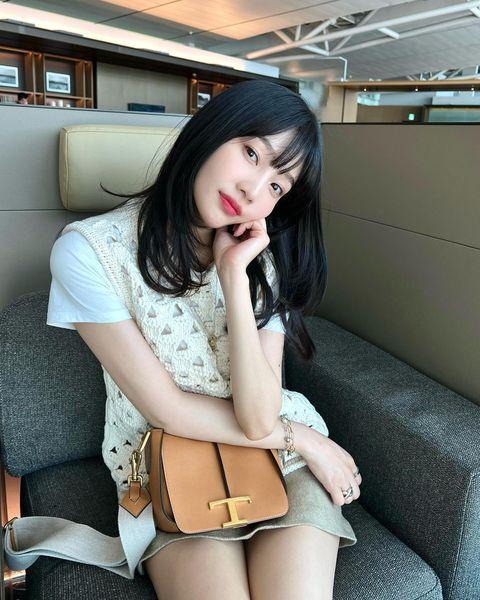 Джой из Red Velvet очаровательно улыбается на новых фотографиях из соцсетей