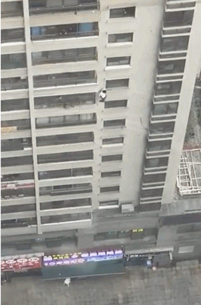 «Современный Человек-паук» - В Китае мужчина без каких-либо приспособлений спустился по внешней стороне дома с 37-го этажа на 3-й