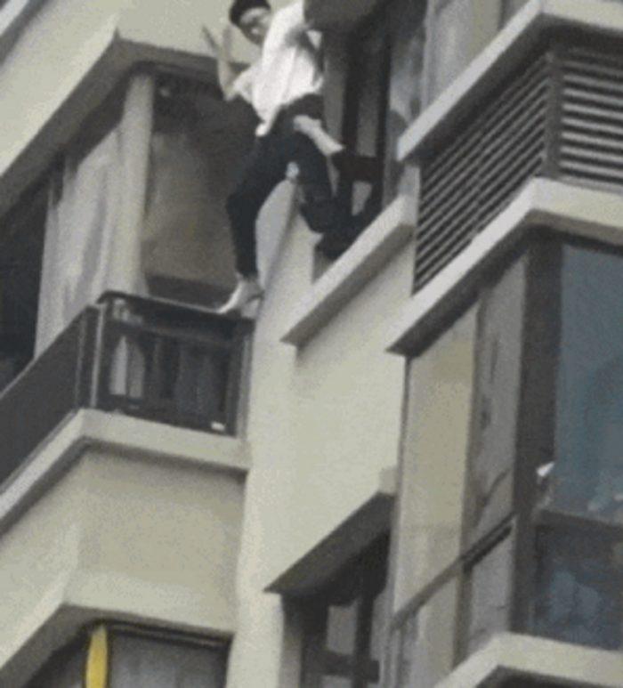 «Современный Человек-паук» - В Китае мужчина без каких-либо приспособлений спустился по внешней стороне дома с 37-го этажа на 3-й