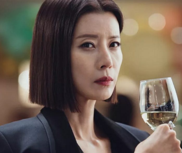 Ю Сон — богатая женщина, опасная одержимостью своим мужем Пак Бён Ыном в «Еве»