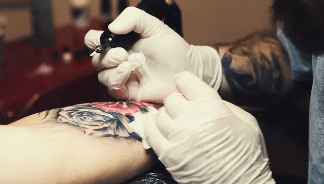 В Китае запретили создавать контент, побуждающий несовершеннолетних делать татуировки