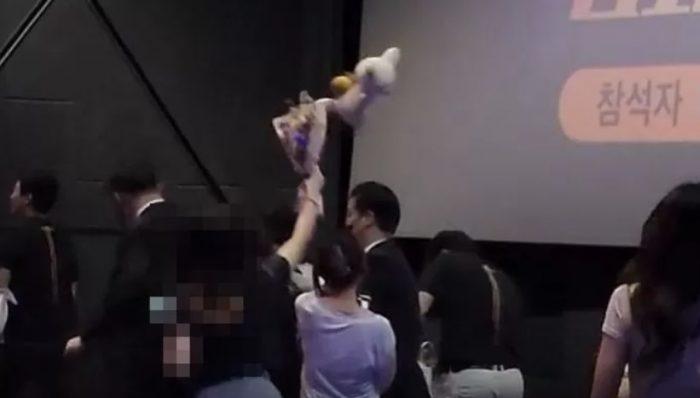 Нетизены в ярости от зрителей, бросавших предметы в Ма Дон Сока и Сон Сок Гу во время приветствия перед показом фильма «Криминальный город 2»