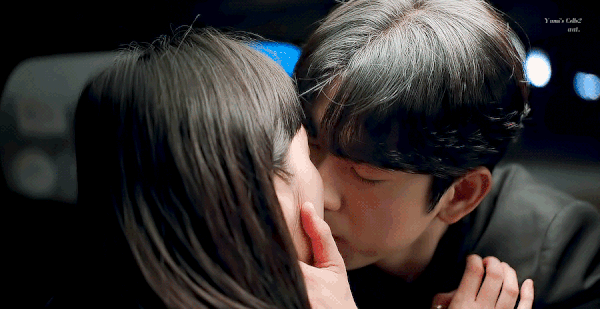 Сцена поцелуя Ким Го Ын и Джинёна из GOT7 свела фанатов с ума