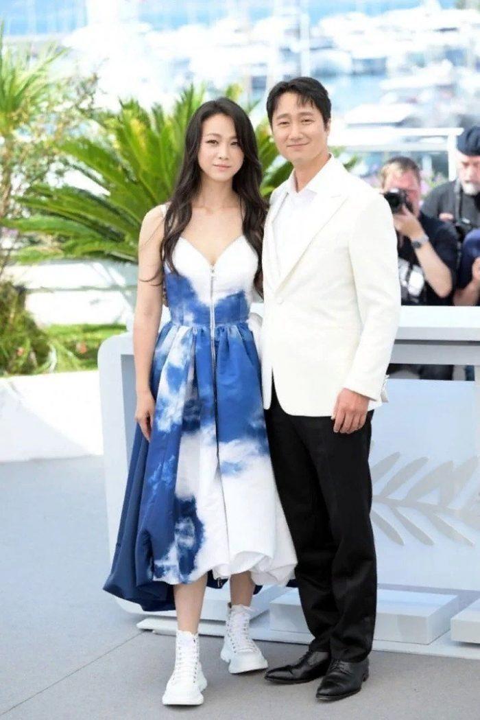 Нетизены в восторге от того, что Джису из BLACKPINK и актриса Тан Вэй выглядят как родные сестры в одинаковых платьях