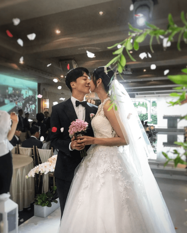 Эти два K-Pop айдола поженились, стали родителями и развелись…и все это менее чем за 6 месяцев