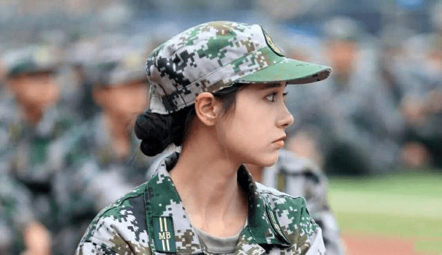 Когда образ решает все: Китайская студентка прославилась в Сети и получила кучу предложений от актерских агентств благодаря фото с военной подготовки