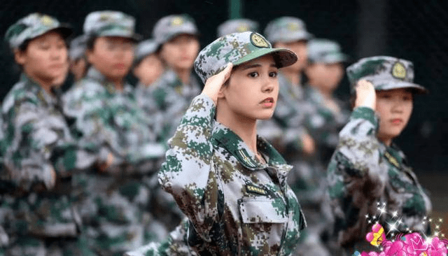 Когда образ решает все: Китайская студентка прославилась в Сети и получила кучу предложений от актерских агентств благодаря фото с военной подготовки
