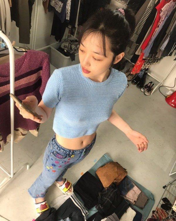 Как меняется стандарт одежды K-pop: «No Bra» Солли против «Underboob» Дженни