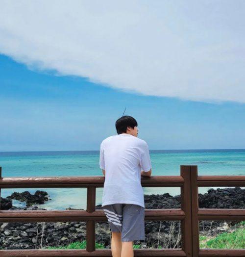 Джин из BTS хорошо отдыхает на острове Чеджу