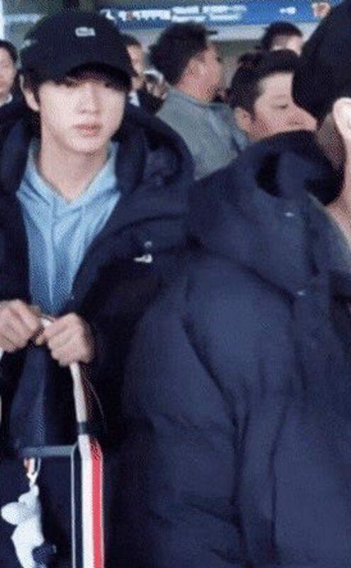 Фото Джина из BTS из-за особого способа держать сумку стало вирусным в Сети