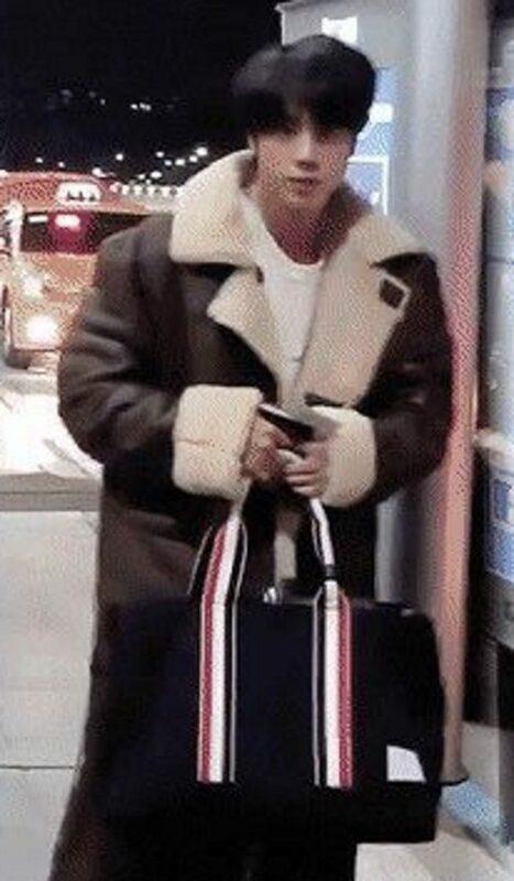 Фото Джина из BTS из-за особого способа держать сумку стало вирусным в Сети