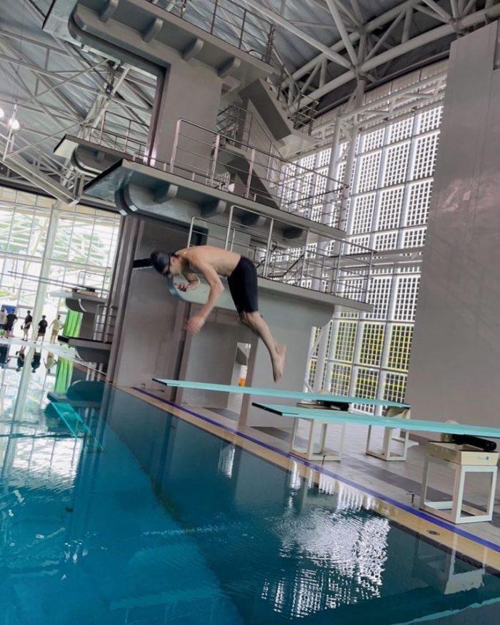 Ли Мин Хо демонстрирует забавные навыки прыжков в воду