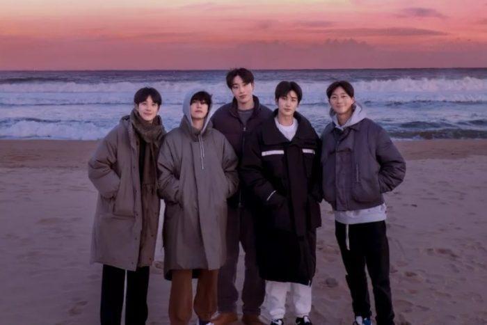 Ви из BTS, Пак Со Джун, Чхве У Шик, Пак Хён Шик и Peakboy вместе наслаждаются закатом на постере для «In The SOOP: Friendcation»