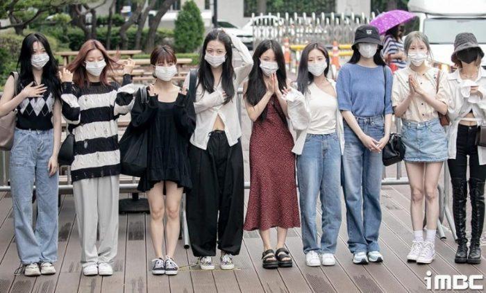 «Они думают, что они BTS?»: Корейские журналисты издевались над fromis_9 за то, что они не сняли маски