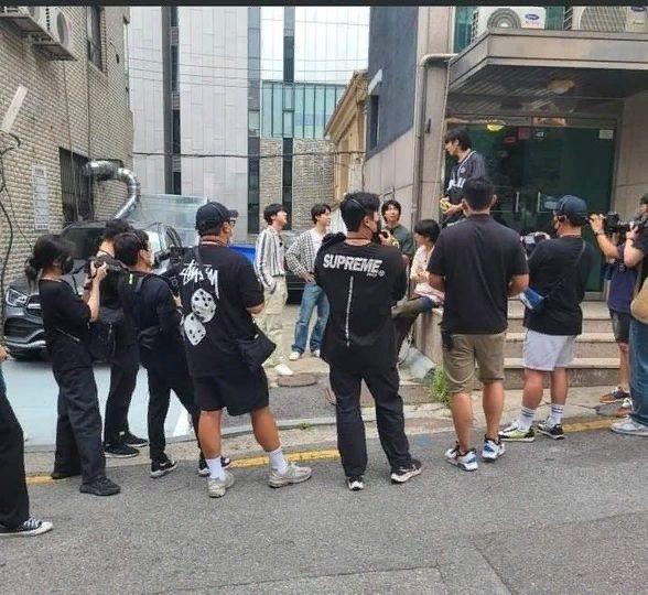 Нетизены предполагают, что BTS снимают шоу "Run BTS" после того, как участники были замечены в Сеуле