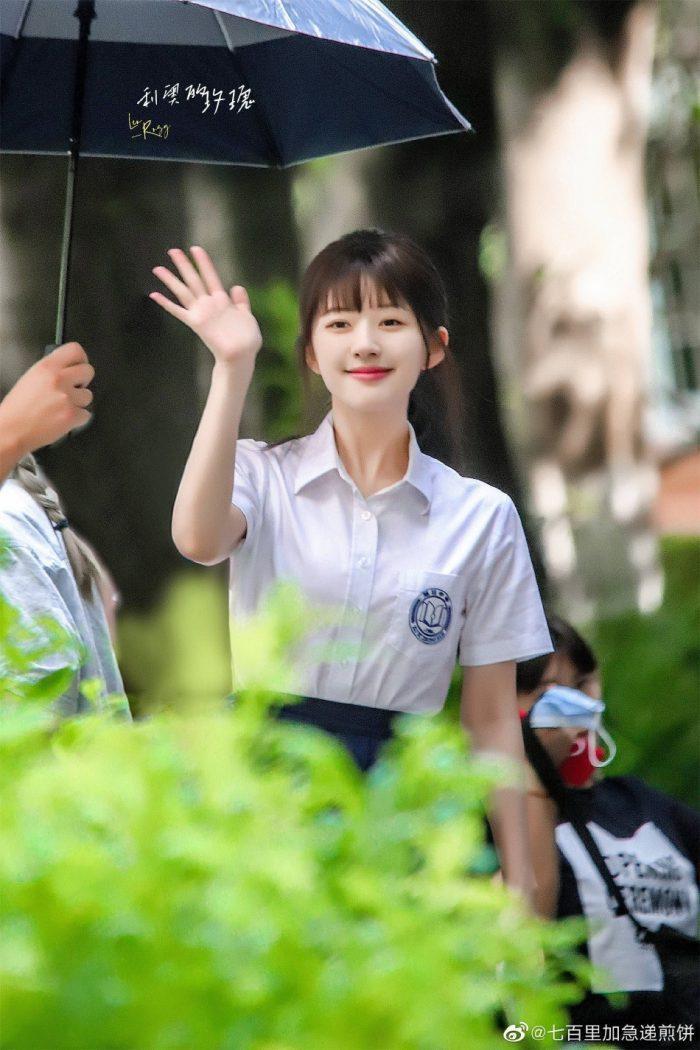 Фото Чжао Лу Сы в школьной форме развеяли сомнения нетизенов по поводу новой роли в дораме «Тайная любовь»