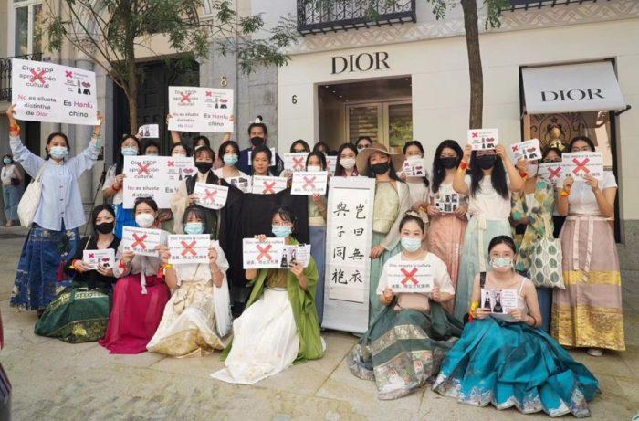 Китайцы протестуют против «культурного присвоения» Dior традиционного дизайна одежды их страны