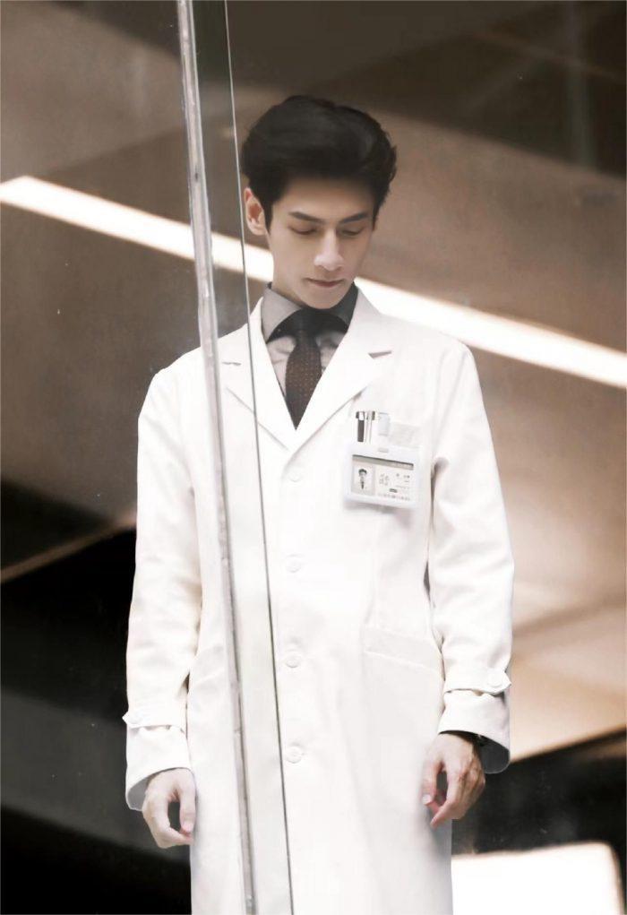 Ло Юнь Си в роли врача в новых стиллах дорамы «Любовь - Панацея»
