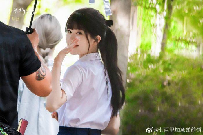 Фото Чжао Лу Сы в школьной форме развеяли сомнения нетизенов по поводу новой роли в дораме «Тайная любовь»