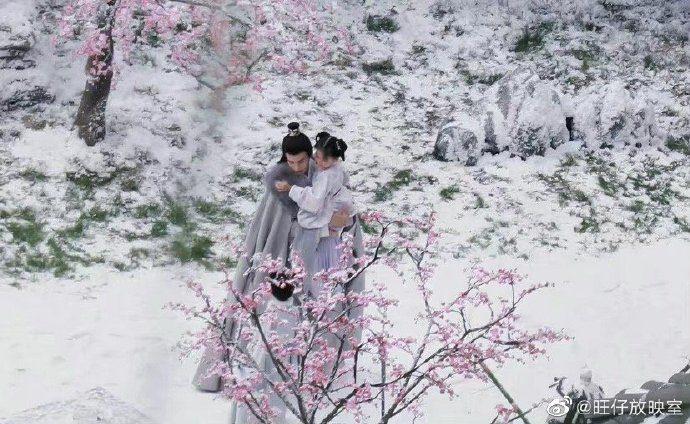 Чжан Лин Хэ замечен с ребёнком на руках на съёмках дорамы «История дворца Куньнин»