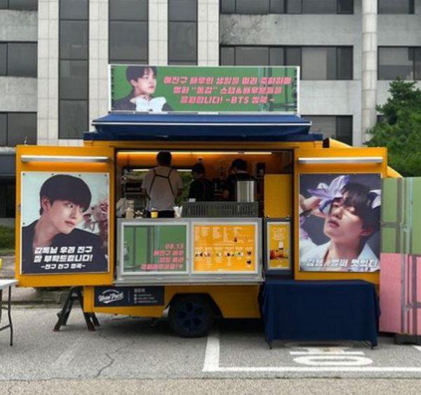 Чонгук из BTS послал Ё Джин Гу на съемочную площадку нового фильма грузовик с кофе и едой в преддверии его дня рождения и для поддержки