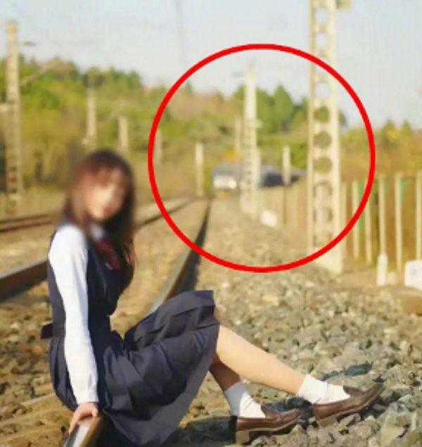 В Китае фотограф делал снимки модели на рельсах прямо перед приближением поезда