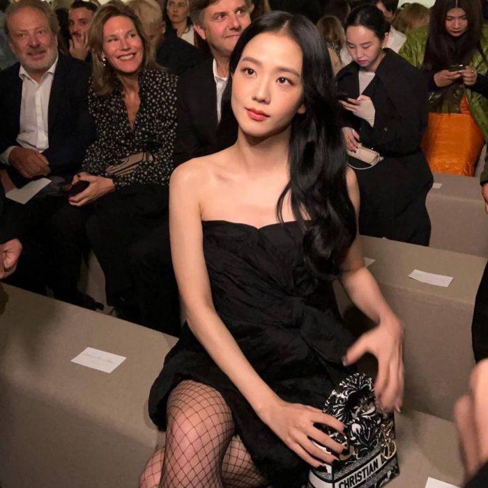 Фанаты в восторге: Джису в сногсшибательном черном платье покоряет Парижскую Неделю Моды