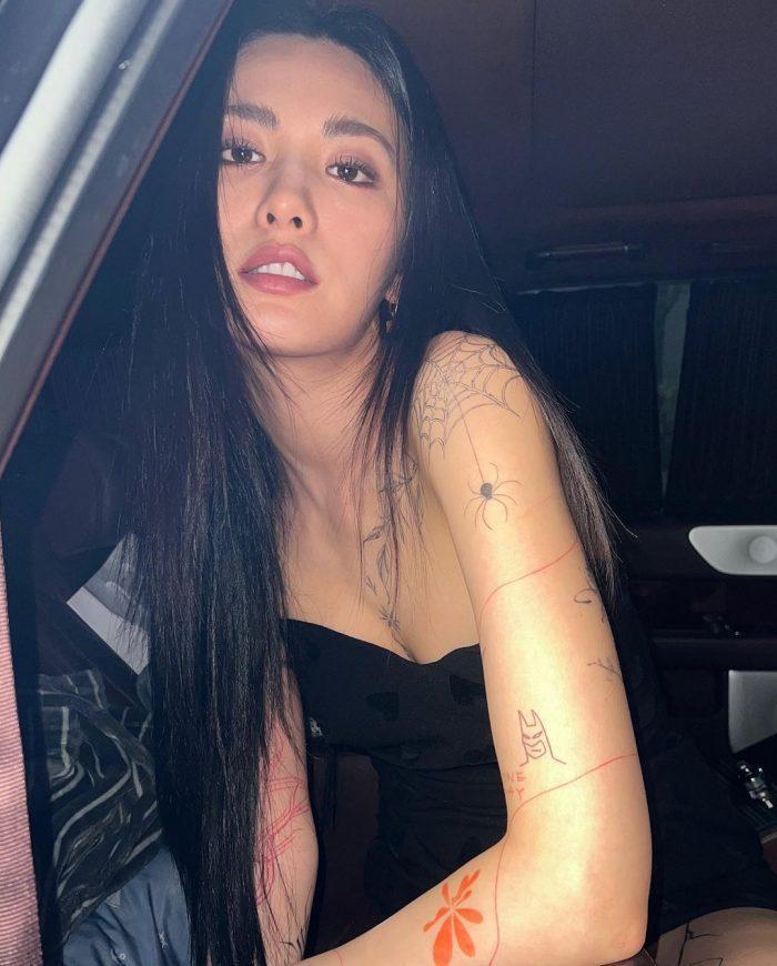 Нана шокирует поклонников новыми татуировками по всему телу 