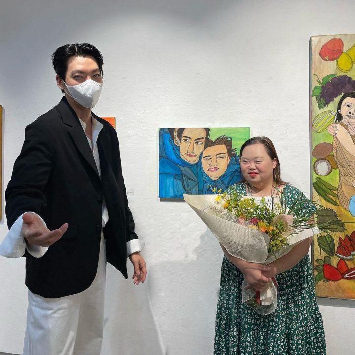 Ким У Бин поддержал коллегу по дораме «Наш блюз» Чон Ын Хе на ее художественной выставке