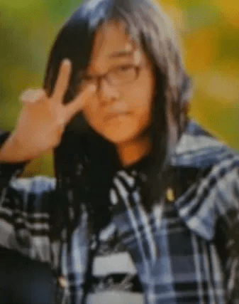 6 девушек-айдолов, которые носили очки в школе 