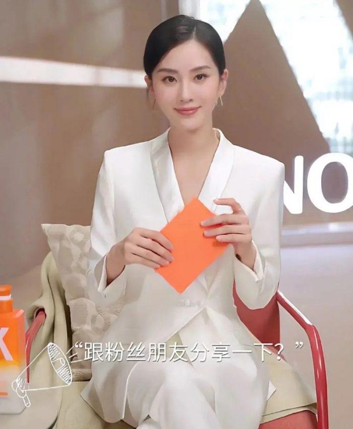 Непохожи на себя: нетизенов удивил прямой эфир с актрисами Тиффани Тан, Ян Ми и Лю Ши Ши