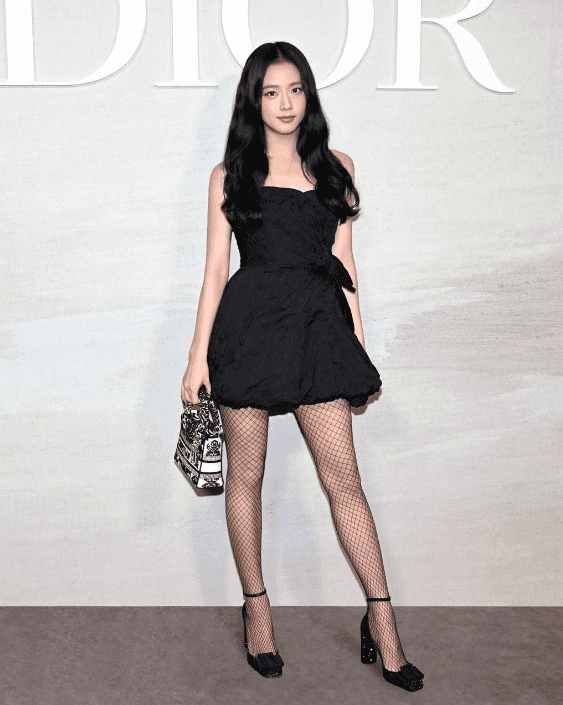 Фанаты в восторге: Джису в сногсшибательном черном платье покоряет Парижскую Неделю Моды