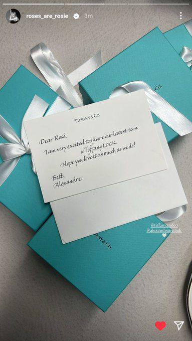 Собака Розэ из BLACKPINK получила особенный подарок на Чусок от бренда Tiffany