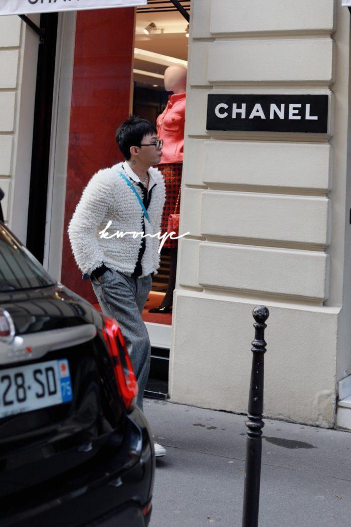 Модный образ G-Dragon на улицах Парижа