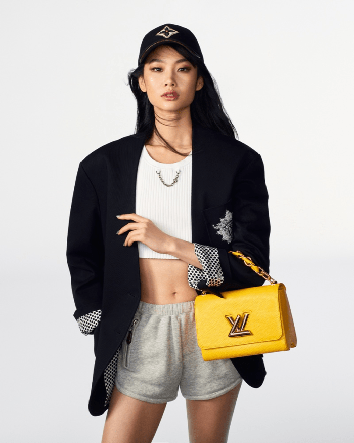 Чон Хо Ён для коллекции Louis Vuitton Twist Bag Fall 2022