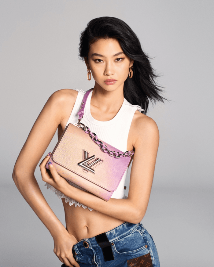 Чон Хо Ён для коллекции Louis Vuitton Twist Bag Fall 2022