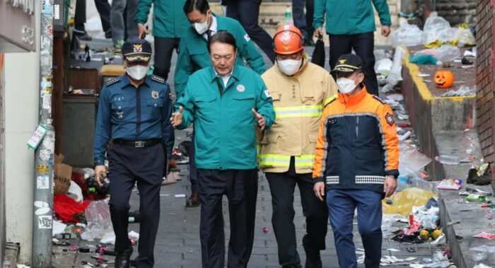 Президент Юн Сок Ёль объявил национальный траур из-за произошедшего в районе Итэвон; ТВ-шоу и мероприятия отменены