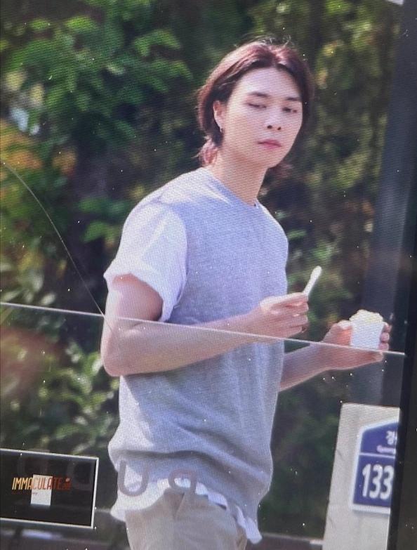 Фото айдола SM Entertainment, на котором он кормит девушку мороженым, распространилось в сети