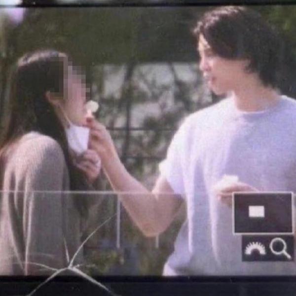 Фото айдола SM Entertainment, на котором он кормит девушку мороженым, распространилось в сети