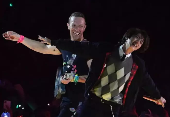 Крис Мартин из Coldplay рассказал, как появилась его песня с Джином из BTS «The Astronaut»