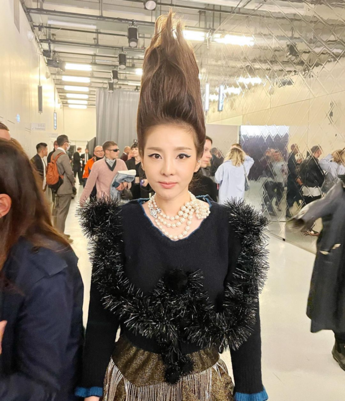 "Как в былые времена!": Бывшая участница 2NE1 повторила свою легендарную прическу на Парижской Неделе Мод