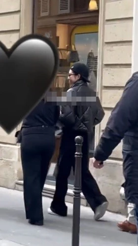 Фанат снял на видео, как Дженни из BLACKPINK прогуливается в Париже