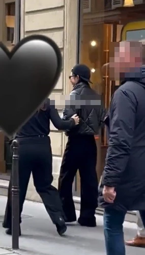 Фанат снял на видео, как Дженни из BLACKPINK прогуливается в Париже