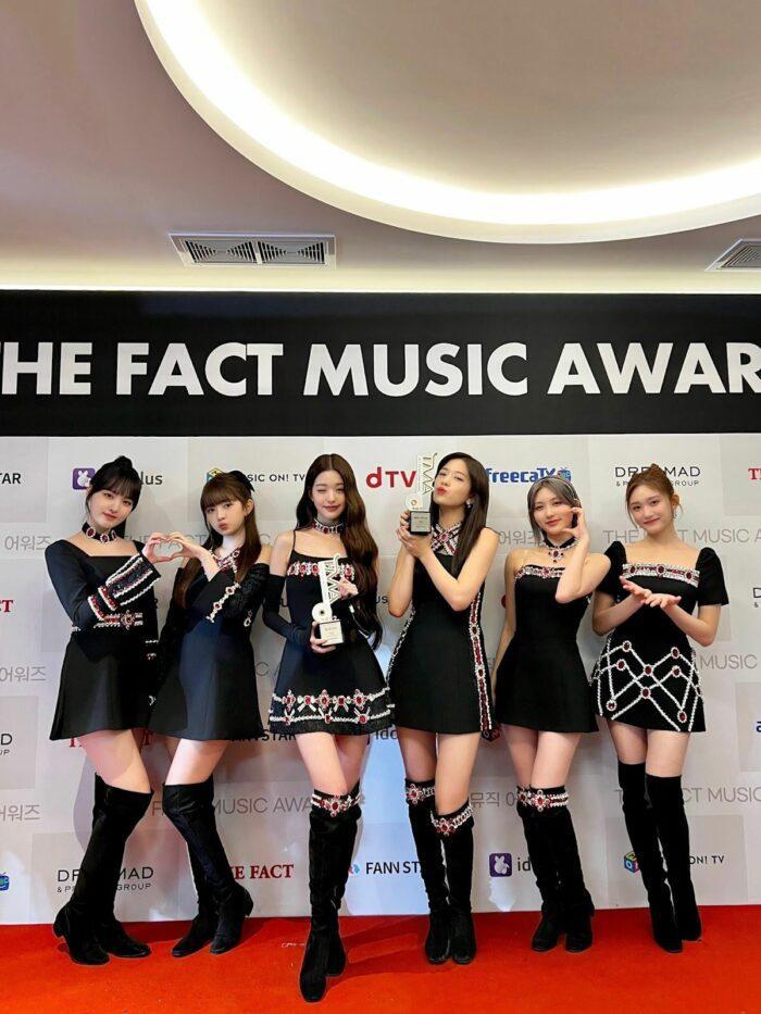 Фанаты IVE требуют извинений от The Fact Music Awards за прерывание выступления группы
