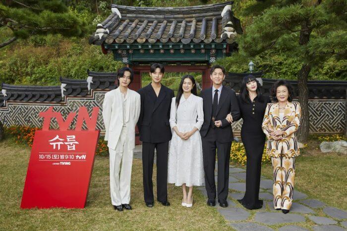 "Это точно не фотошоп?" Нетизены впечатлены образом Ким Хё Су на пресс-конференции к дораме "Под зонтиком королевы"