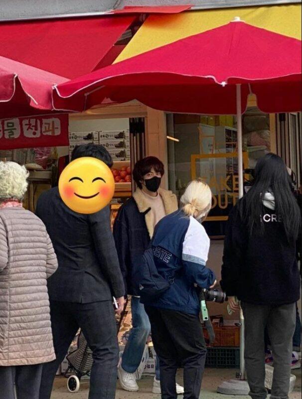 Джина из BTS заметили вместе с шеф-поваром Пэк Чон Воном на съемках в Инчхоне