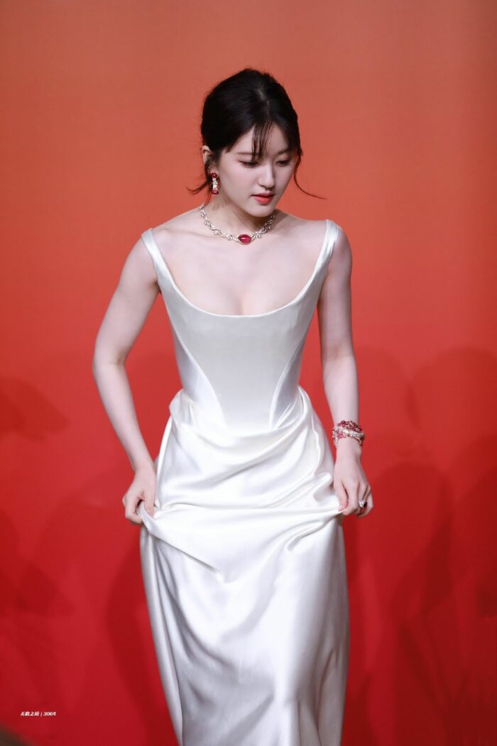 Лиса из BLACKPINK и Чжао Лу Сы в одном и том же свадебном платье, но с абсолютно разной атмосферой