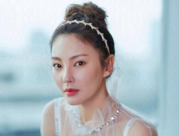 Китайская актриса насторожила пользователей Сети публикацией и резким удалением поста об издевательствах на работе