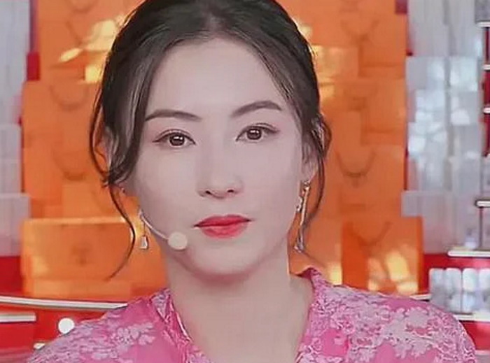 Гонконгскую актрису Сесилию Чун обвинили в продаже подделки во время прямой трансляции