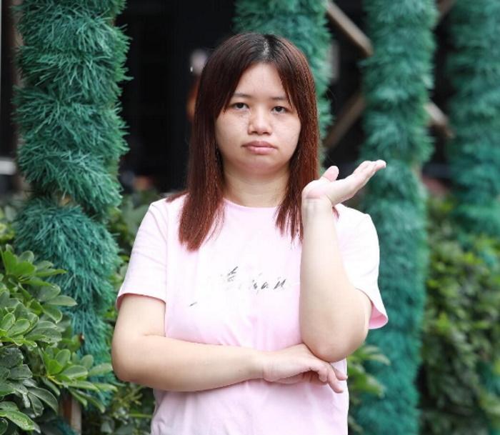 Гонконгская звезда Сюэ Инъи пожаловалась на преследование соседки, ранее сдавшей ее полиции за не ношение противокоронавирусной маски